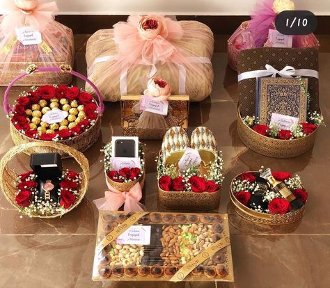 Engagement Sweets Packing, Engagement Gift Baskets Indian, Indian Wedding Gifts For Guests, Shagun Basket, Engagement Hamper Ideas, Engagement Basket, Diwali Hampers, Baat Pakki, Engagement Gift Baskets