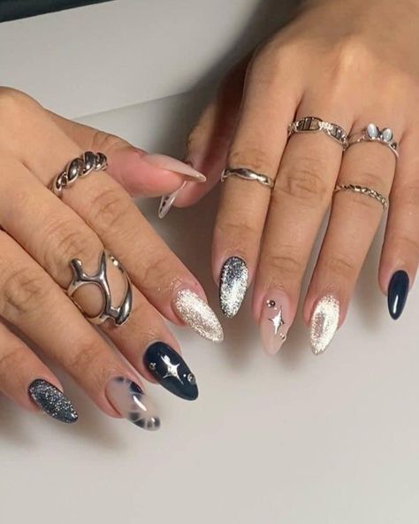 Nail Inspo Cat Eye, Blue With Silver Nails, Blue Cat Eye Nails Design, Silver Blue Nails, Nail Ideas Unique, Silver And Blue Nails, Cat Eye Nail Ideas, Silver Cat Eye Nails, Blue And Silver Nail Designs