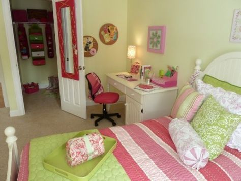 pretty quilt Yellow Girls Bedroom, Girls Bedroom Green, Teen Girl Bedroom Designs, 2000s Room, Girls Bedroom Paint, Boy Bedroom Design, Teen Boy Bedroom, Girl Bedroom Designs