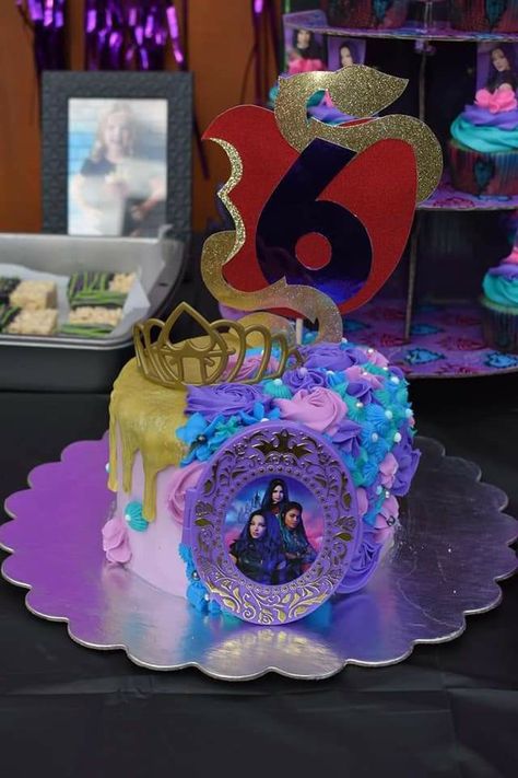 Rise Of Red Cake Ideas, Descendants Cake Ideas, Descendants Cakes, Descendants Birthday Cake, Red Party Ideas, Descendants Cake, Disney Descendants Party, Descendants Party, 7 Birthday