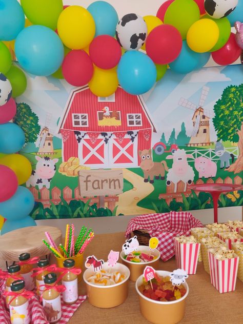 Festa a tema fattoria Farm Themed Birthday Party, Farm Animal Birthday, Baby Boy First Birthday, Farm Birthday Party, Farm Party, Farm Birthday, Boy First Birthday, Farm Yard, Animal Birthday