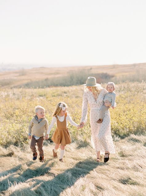 Photography Prompts, Large Family Poses, Family Photo Outfits Winter, Lifestyle Newborn Family, Canmore Wedding, Family Portrait Outfits, Family Mini Sessions, Banff Wedding, Fine Art Film Photography