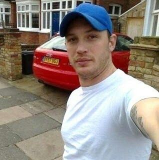 Tom Hardy selfie his hat is my fav color lol Tom Hardy Selfie, توم هاردي, Tom Hardy Movies, Tom Hardy Photos, Charlotte Riley, Hardy Boys, Thomas Hardy, Tom Hardy, Most Beautiful Man