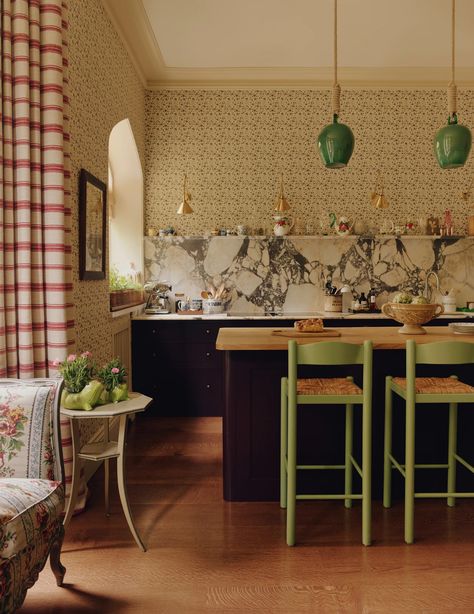 Inside Rita Konig's smart London house, created by combining two flats into one | House & Garden Townhouse Interior Kitchen, Rita Konig Interiors, White Townhouse, Kitchen Repaint, Country Cottage Aesthetic, Victoria Kitchen, Kitchen House Ideas, Old English House, Lady Grey Tea