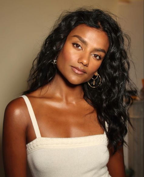 Fashion Show Makeup, Simone Ashley, Subtle Balayage, Cute Selfies Poses, Balayage Highlights, Brown Girl, Dark Beauty, Just The Way, Pretty Woman