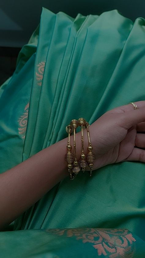 Saree Bangles, Bangles Aesthetic, Office Outfits Women Casual, Jewelry Necklace Simple, Desi Aesthetics, Very Simple Mehndi Designs, Self Photography, Snap Streak Ideas Easy, Latest Model Blouse Designs