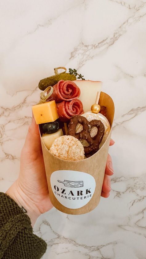 Ozark Charcuterie | Mallory Files | Ingredients Below ⬇️ Make sure you are following 🫶🏼✨ @ozarkcharcuterie for more charcuterie ideas! - 14 oz charcuterie cups - 2 inch… | Instagram Finger Food For Wedding, Charcuterie Truck, Charcuterie Cart Ideas, Charcuterie Sticks, Mini Charcuterie Board Ideas, Charcuterie Ingredients, Mini Charcuterie Cups, Charcuterie Cups Ideas, Diy Charcuterie Cups