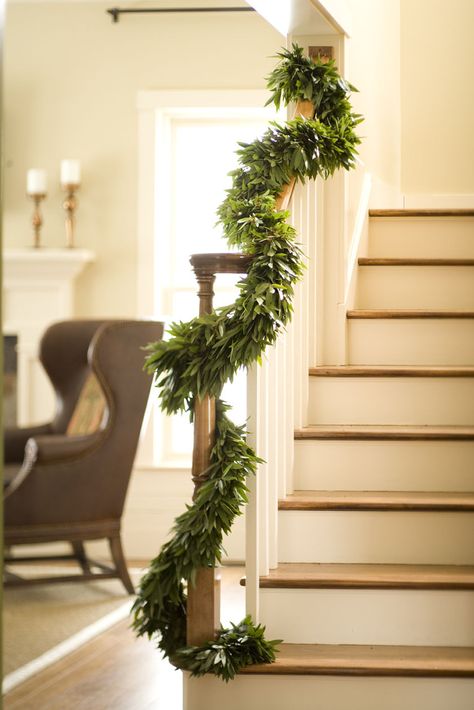 Decor To Adore: December 2014 Bay Leaf Garland, Christmas Staircases, Christmas Banister, Beautiful Settings, Christmas Delights, Christmas Staircase, Christmas Garlands, Beautiful Christmas Decorations, Cottage Christmas