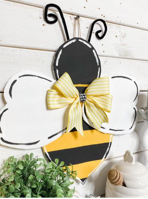 Diy Bumble Bee, Bee Door Hanger, Bee Template, Bumble Bee Craft, Valentines Door Hanger, Honey Bee Decor, Door Hanger Template, Budget Crafts, Bee Party