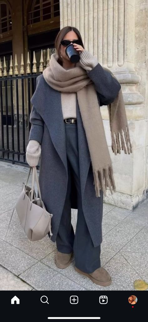 Mantel Outfit, Cold Autumn, Skandinavian Fashion, Scarf Outfit, Uggs Outfit, Moda Paris, Mode Boho, Mode Casual, Grey Coat