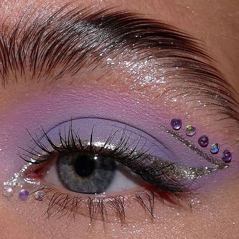 Aesthetic Purple Flower Makeup, Concert Makeup, Rhinestone Makeup, Flot Makeup, Cute Eye Makeup, Make Up Inspiration, Rave Makeup, Eye Makeup Pictures, Smink Inspiration