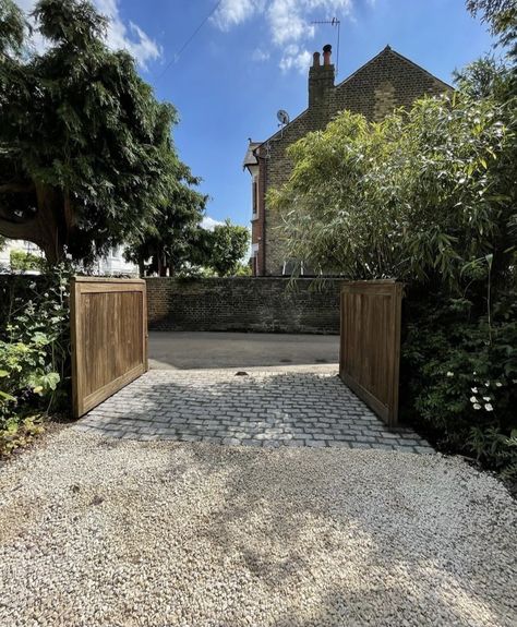 Stone And Gravel Driveway, In Out Driveway Uk, Shingle Driveway Ideas, Cotswold Stone Driveway, Driveway Landscaping Uk, Cobble Stone Driveway Entrance, Cottage Driveway Ideas, Front Driveway Ideas Entrance, Stone Driveway Ideas