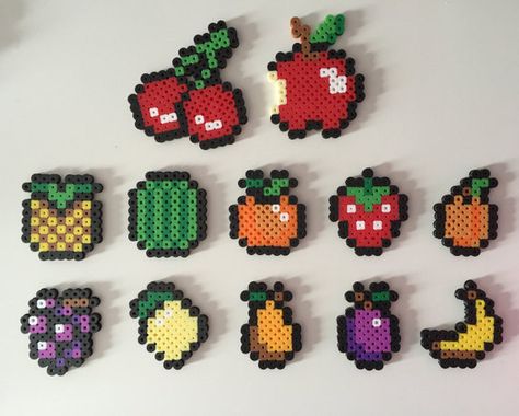 Magnets Perler Bead Fruit Magnets, Melt Beads Patterns, Hamma Beads Ideas, Easy Perler Bead Patterns, Melty Bead Patterns, Pearl Beads Pattern, Easy Perler Beads Ideas, Fuse Bead Patterns, Art Perle