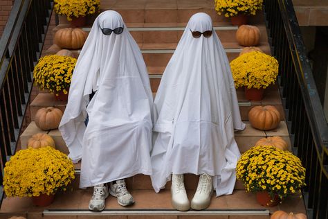 Halloween Costumes for Couples Who Are Going Through Something | The New Yorker Halloween Advent Calendar, Couple Costumes, Black Halloween Dress, Halloween Express, Yard Decorations, Ginger Girls, Halloween Costumes For Couples, Halloween Fancy Dress, Mens Halloween Costumes