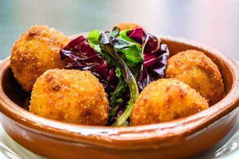 Make These 10 Spanish Tapas for a Great Party Tapas Recipes Easy, Vegetarian Tapas, Spanish Dinner, Tapas Dinner, Spanish Tapas Recipes, Tapas Party, Tapas Menu, Tapas Dishes, Fingerfood Party