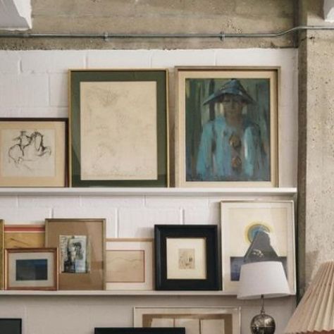 Imperfect Interiors on Instagram: "I still like propping rather than hanging art- it feels more relaxed and means that you can move things around easily. @pile_of_tat showing how to fill a whole wall if you have enough art! . #art #gallerywall #antiques #realhome #characterfulstyle #interiorstyling #interiordecor #interiordesign #imperfectinteriors #startwiththeart #sittingroomstyle" Tat London, Gear Storage Ideas, Natural Wood Shelf, Room Decor Interior Design, Picture Ledges, Beautiful Bookshelf, Art Styling, Hand Embroidered Pillows, The World Of Interiors