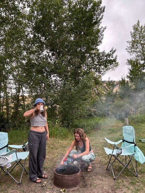 Camping crochwt camp fire woods natire coffee camp girls camping Camping Photo Inspiration, Simple Camping Meals, Girls Camping Trip, Camping Dinner Ideas, Cozy Photoshoot, Easy Camping Food Ideas, Pnw Trip, Granola Life, Campfire Snacks