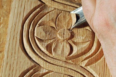 sculpture-sur-bois-massif-debutant-exercices-creer-fleur #petitbricolagefacile Sculpture Dremel, Art Sculpture En Bois, Simple Wood Carving, Dremel Carving, Wood Carving For Beginners, Wood Carving Tools Knives, Dremel Wood Carving, Chip Carving, Wood Burning Crafts