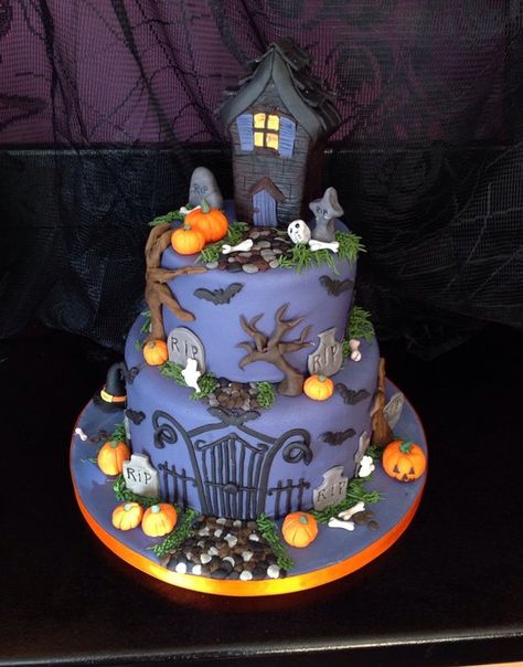 Haunted house cake - by Andriascakes @ CakesDecor.com - cake decorating website Gateau Harry Potter, Haunted House Cake, Halloween Torte, Pasteles Halloween, Halloween Wedding Cakes, Dessert Halloween, Postres Halloween, Halloween Cake Decorating, Castle Cake