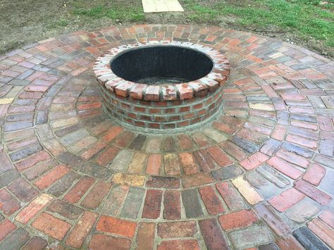 Round Brick Patio Ideas, Circle Brick Fire Pit, Round Patio Ideas, Round Fire Pit Area, Brick Yard, Brick Bbq, Brick Patterns Patio, Brick Fire Pit, Outdoor Fire Pit Designs