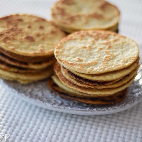 Son buenísimas las gorditas de harina o de azúcar. Muy distintas a las de nata, estas son las delgaditas, dulces y crujientes. Son adictivas! Seguramente la receta tradicional es muy distinta, pero ésta aproximación funciona perfectamente con ingredientes que seguro ya tienes por ahí. Haz la... Gorditas Recipe Mexican, Gorditas Recipe, Bacon Beans, Real Mexican Food, Mexican Sweet Breads, Mexican Bread, Mexican Dessert Recipes, Mexico Food, Tiramisu Recipe