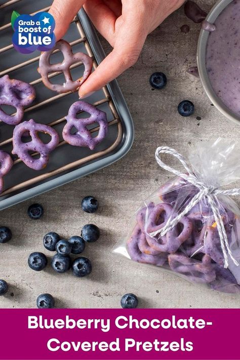 Savory-sweet snackers, Blueberry Chocolate Covered Pretzels are designed to hit all your cravings at once! Sweet-tart blueberries add a fruity twist to the smooth white chocolate and salty pretzels. Enjoy them on their own or include as part of your favorite party platter – like the Blueberry Yogurt Dip Snack Board. If you’re looking for quick-but-thoughtful gift ideas, just make a couple batches and divide into festive bags to share a boost of blue. Yogurt Pretzels Recipe, Yogurt Pretzels, Yogurt Covered Pretzels, White Chocolate Pretzels, Highbush Blueberry, Blueberry Yogurt, Blueberry Chocolate, Pretzel Dip, Sweet Dips