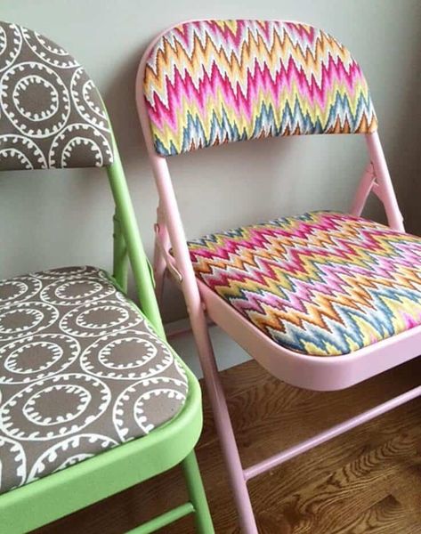 How to Refinish Folding Chairs - Decorate Them With Fabirc & Paint! Diy Folding Chair Covers, Painted Folding Chairs, Folding Chair Makeover, New Diy Crafts, Bedroom Organizing, Dining Chairs Diy, Diy Dorm Decor, Folding Chair Covers, Metal Folding Chairs