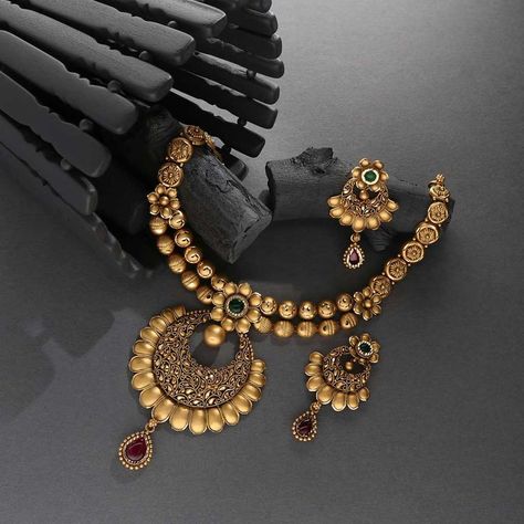 Women seek the most modern designs in gold fashion jewellery. Kalyan promises an array of fashionable ornaments in gold. Antique Necklace Set, Antique Gold Necklace, Kalyan Jewellers, Antique Necklaces Design, Diamond Pendants Designs, Antique Jewellery Designs, Gold Jewelry Simple Necklace, Gold Mangalsutra Designs, Gold Necklace Indian Bridal Jewelry