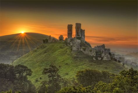 Uk Castles, Corfe Castle, Castles To Visit, Dorset England, Castles In Ireland, Castles In England, Castles In Scotland, Abandoned Castles, Rural Scenes