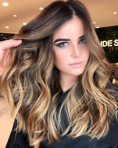 Chica con el cabello en tono ombre y sus ojos de color verde Brown Hair Looks, Balayage Blonde, Brown Blonde Hair, Ombre Hair Color, Long Wavy Hair, Hair Color Balayage, Light Brown Hair, Brown Hair Colors, Great Hair