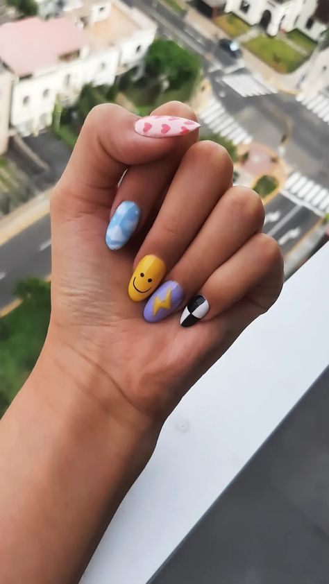 Happy Face Manicure, Sumner Nails, Happy Face Nails, Summer Manicures, Face Nails, Summer Manicure, Simple Nail Designs, Happy Summer, Happy Face