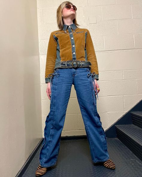 I’ve gone a little country 🤠👖 If it’s good enough for Beyoncé, it’s good enough for me! 👍 Would you believe that the half corduroy/half denim jacket that I’m wearing is actually size XL? My eyes couldn’t believe it either, so I tried it on. And it fit! So I went ahead and thrifted it. 🏷️ For $7. 😁 #funkyfearlessfashion . . . . . . . . . . #countrystyle #countryinspired #countryfashion #countrylook #denimstyle #denimfashion #denimlook #deniminspo #denimoutfit #casualcool #casualchicstyle #fe... Country Fashion, Casual Chic Style, Good Enough, Corduroy Jacket, Fedora Hat, Denim Outfit, My Eyes, Denim Fashion, Beyonce