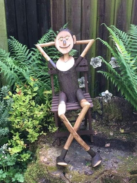 Tre Kunst, Wood Log Crafts, Wood Yard Art, Wood Art Projects, Garden Art Sculptures Diy, Garden Deco, Garden Artwork, Garden Art Projects, Cool Woodworking Projects