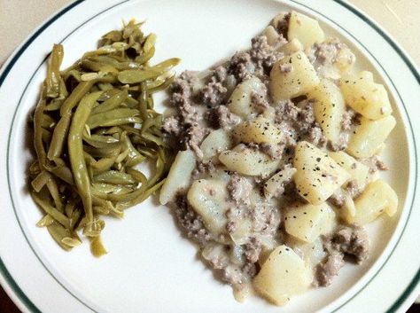 I was on a quest to use up potatoes when I started putting this recipe together.  It turns out that using the potatoes instead of noodles is a fantastic change! Ground Beef and Potato Stroganoff 5 medium potatoes 6 cups chicken broth (or use... Potato Stroganoff Recipe, Use Up Potatoes, Stroganoff Recipe Ground Beef, Potato Stroganoff, Recipe Ground Beef, Ground Beef Stroganoff, Ground Beef And Potatoes, Ground Beef Tacos, Stroganoff Recipe