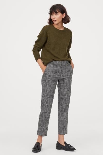 Check Pants Outfit Women, Grey Check Pants Outfit Women, Check Pants Outfit, Boho Professional, Winter Pants Outfit, Check Pants, Sporty Dress, Metal Clothing, Patterned Tights