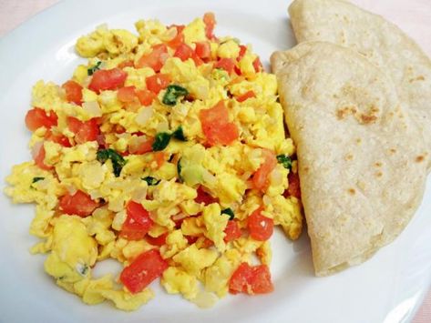 Aprende a preparar Huevos revueltos a la mexicana con esta rica y fácil receta. En esta receta de RecetasGratis.net aprenderás a cocinar unos deliciosos huevos revueltos a la mexicana, muy sencillos y rápidos, ¿vas a perdértela? Breakfast Ideas Mexican, Weekend Breakfast Recipes, Weekend Recipes, Scrambled Eggs Recipe, Mexican Breakfast Recipes, Mexican Breakfast, Recipes Mexican, Egg Muffins, Weekend Breakfast