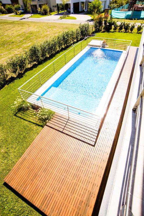 #Piscina #Casa #Obra del arquitecto Juan Pablo Petrilli y su estudio Piscina Rectangular, Beach Entry Pool, Swimming Pool Decks, Rectangular Pool, Types Of Fences, Piscina Natural, Natural Swimming Pools, Above Ground Swimming Pools, Small Pools