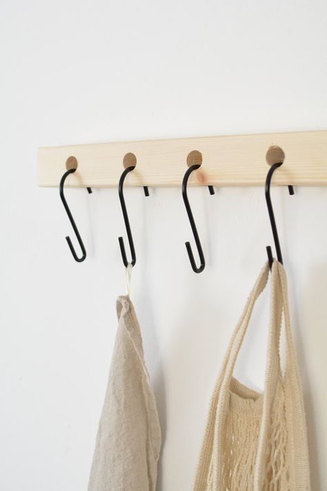 simple do-it-yourself S-hook shelf for extra storage in small spaces like bathrooms, kitchens or closets... Easy Shelves, Garderobe Design, Diy Hooks, Diy Storage Shelves, Shelf With Hooks, Modern Farmhouse Diy, Diy Regal, Diy Rangement, Small Space Diy