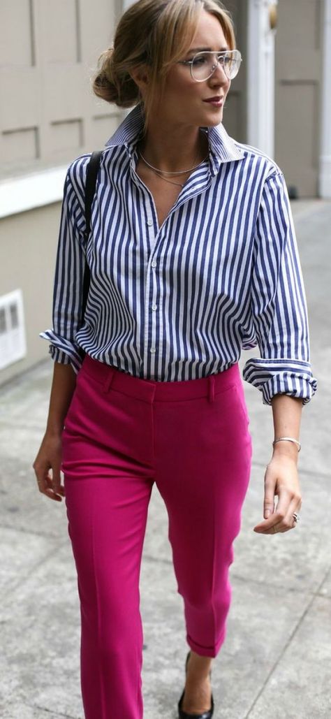 Silhouette qui associe une classique chemise rayée Oxford avec un pantalon rose pétard, J. Crew. Pink Pants Outfit Work, Boyfriend Shirt Outfits, Pantalon Orange, Pink Pants Outfit, Blazer Rose, Striped Boyfriend Shirt, Pants Outfit Work, Stylish Spring Outfit, Pink Trousers