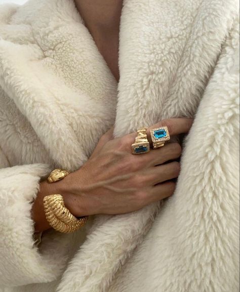 Fur Aesthetic, Jewellery Photography Inspiration, Jewelry Product Shots, Creative Jewelry Photography, Jewelry Photoshoot, Classy Jewelry, Branding Photoshoot, Old Money Aesthetic, Jewelry Photography