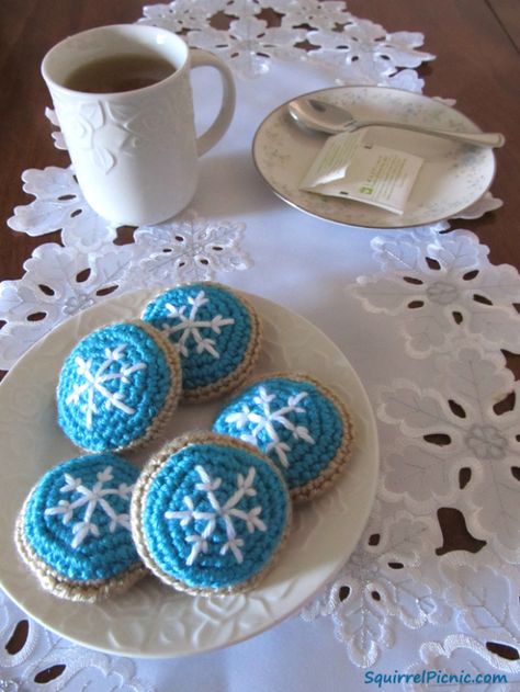 Cookie Coasters, Snowflake Sugar Cookie, Crochet Sweets, Crocheted Food, Beginner Haken, Snowflake Sugar Cookies, Snowflake Sugar, Christmas Crochet Patterns Free, Snowflake Cookies