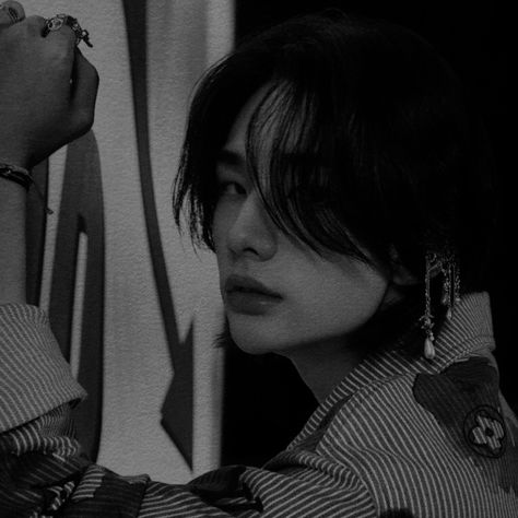 Hyunjin Dark, Hyunjin And In, 17 Kpop, Straykids Hyunjin Photoshoot, Dara Kpop, Stray Kids Seungmin, Black And White Aesthetic, Drama Queens, Kids Icon