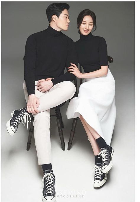 Korean Prewedding Photography Studio, Black And White Couple Outfits, Prawedding Konsep Outdoor Casual, Korean Prewedding Photography Casual, Prenup Photoshoot Ideas Casual, Couple Outfit Ideas Casual, Prenup Outfit Ideas, Casual Prenup Outfit, Matching Outfits For Couples Formal