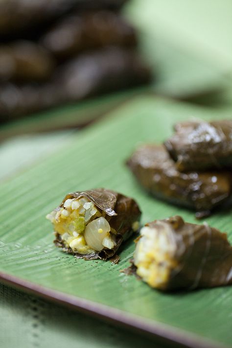 Greek Vegetarian: Dolmades (Stuffed Grape Vine Leaves) with Avocado,... Monkey Platter, Triscuit Recipes, Greek Vegetarian, Veggie Ideas, Gastro Pub, Mediterranean Flavors, Healthy Entrees, Bite Size Appetizers, Summer Veggies