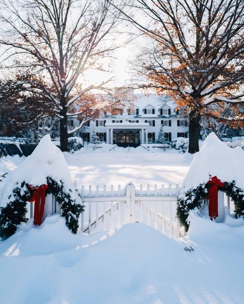 New England Christmas, Wrapped In A Blanket, Holiday House Tours, New England Winter, Woodstock Vt, Woodstock Vermont, Norman Rockwell Paintings, England Winter, Travel Bucket List Ideas