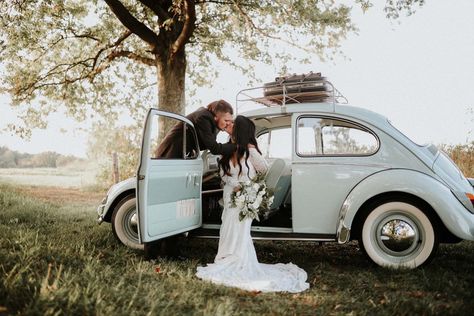 All Black Groom Attire, Volkswagen Wedding, Black Groom Attire, Beetle Photography, Wedding Photo Op, Groom Attire Vintage, Weddind Dress, Retro Wedding Theme, Black Groom