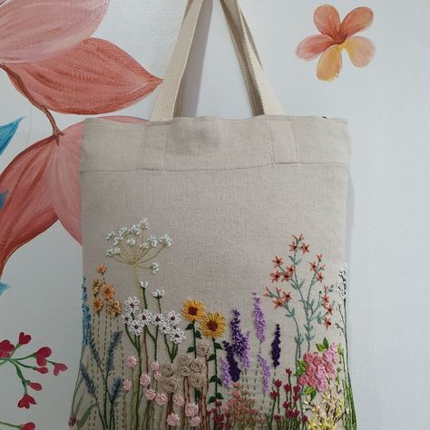 Embriodary Flowers, Easy Embroidery Gift Ideas, How To Display Embroidery, Tote Bag Embroidery Ideas, Embroidery Ideas For Beginners, Embroidery Cottagecore, Flower Embroidery Pattern, Spring Embroidery, Simpul Makrame