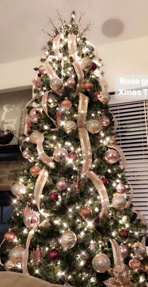 Christmas Tree Themes Colors, Christmas Tree Roses, Rose Gold Christmas Decorations, Rose Gold Christmas Tree, Gold Christmas Tree Decorations, Blue Christmas Decor, Silver Christmas Decorations, Tree Themes, Rose Gold Christmas