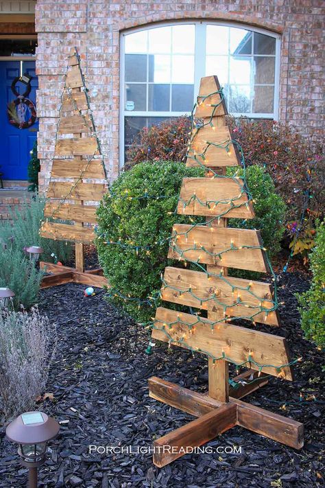 Wood Christmas Trees | DIY front yard holiday decorations – Porch Light Reading Wooden Christmas Tree Outdoor, Diy Yard Christmas Tree, Fence Picket Christmas Tree, Front Yard Christmas Decor Diy, Christmas Trees Diy, Wood Christmas Trees Diy, Christmas Tree Outdoor, Diy Front Yard, Wood Christmas Trees