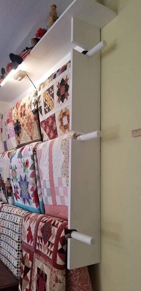 Hanging Quilts On Wall Ideas, Quilt Display Ideas, Wall Shelving Ideas, Quilt Display Racks, Quilt Shop Displays, Quilt Wall Hangers, Quilt Design Wall, Quilt Hangers, Wooden Closet